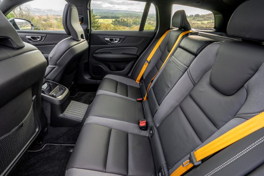 Интерьер Volvo V60 T8 Polestar Engineered 2019 года  (UK) (фото 14 из 40)
